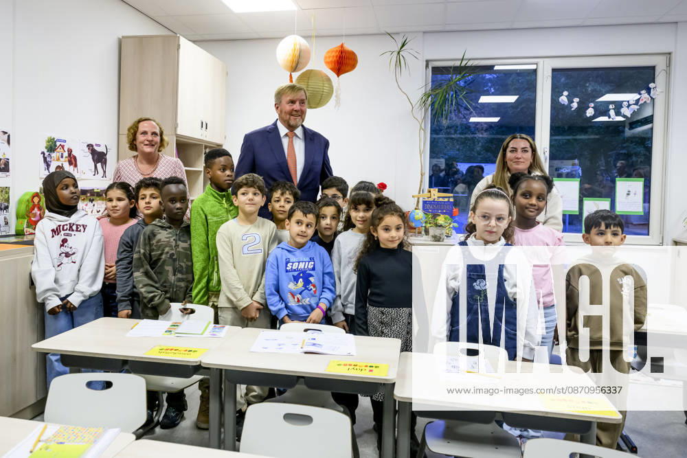 Leersum King Willem-Alexander visited the asylum seekers center (AZC) in Leersum.