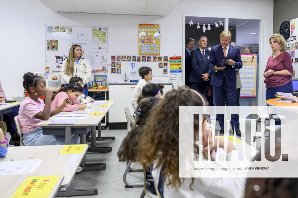 Leersum King Willem-Alexander visited the asylum seekers center (AZC) in Leersum.