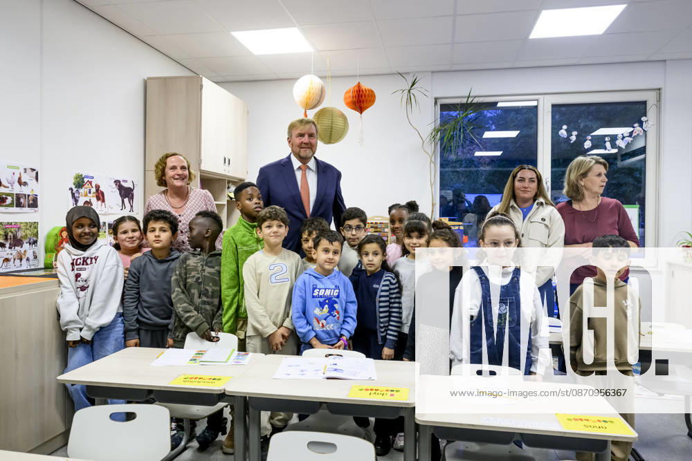 Leersum King Willem-Alexander visited the asylum seekers center (AZC) in Leersum.