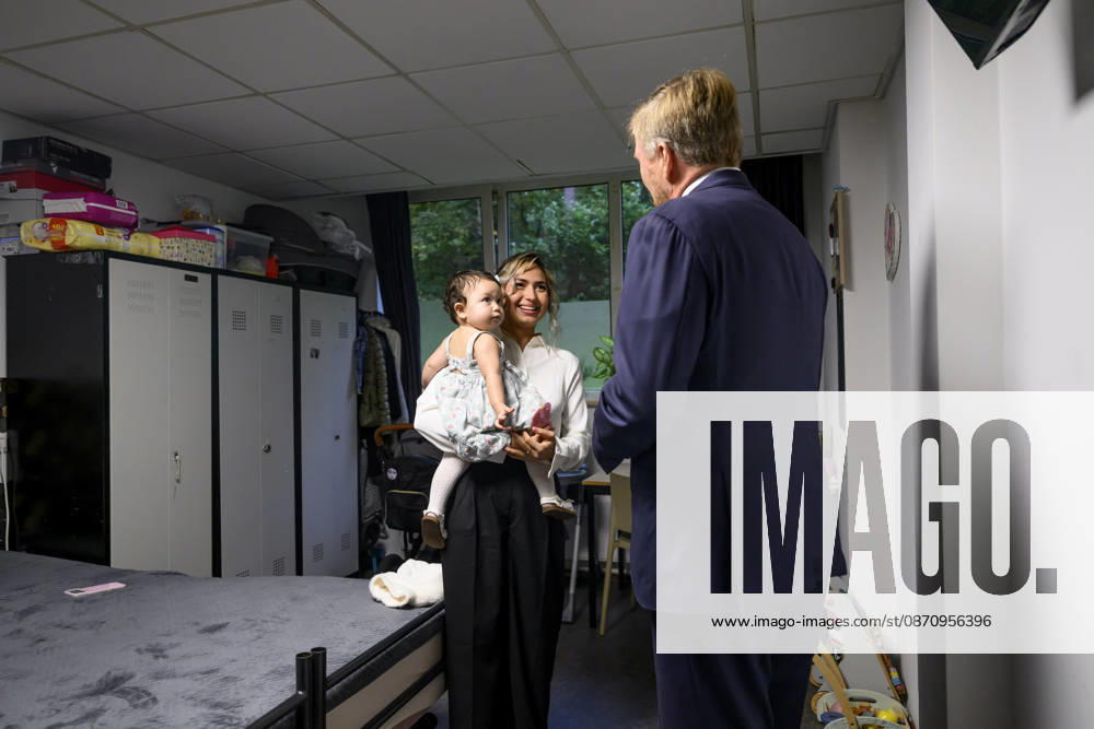 Leersum King Willem-Alexander visited the asylum seekers center (AZC) in Leersum.