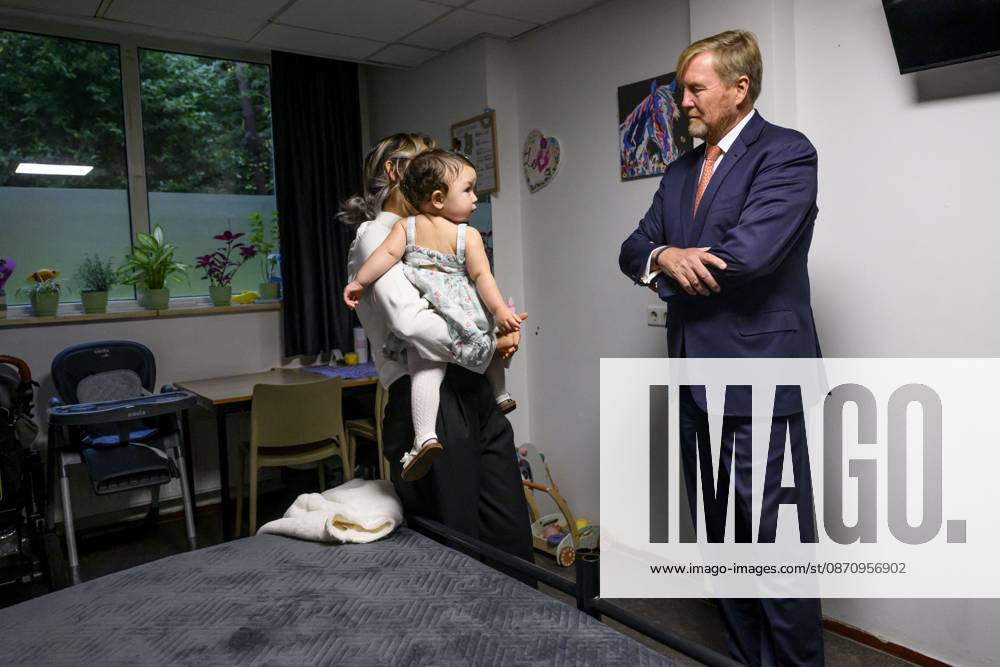 The King Visits An Asylum Seekers Center - Leersum King Willem Alexander visits the Asylum Seekers Centre (AZC) in Leersum. AZC Leersum is one of the oldest reception locations in the Netherlands. The Central Agency for the Reception of Asylum Seekers (COA) has been accommodating refugees here for more than 35 years. There are currently 529 residents, of whom 124 are children, on October 27, 2026, in Leersum, Netherlands. Photo by Patrick van Emst NLBeeld Bruno Press ABACAPRESS.COM Leersum Netherlands