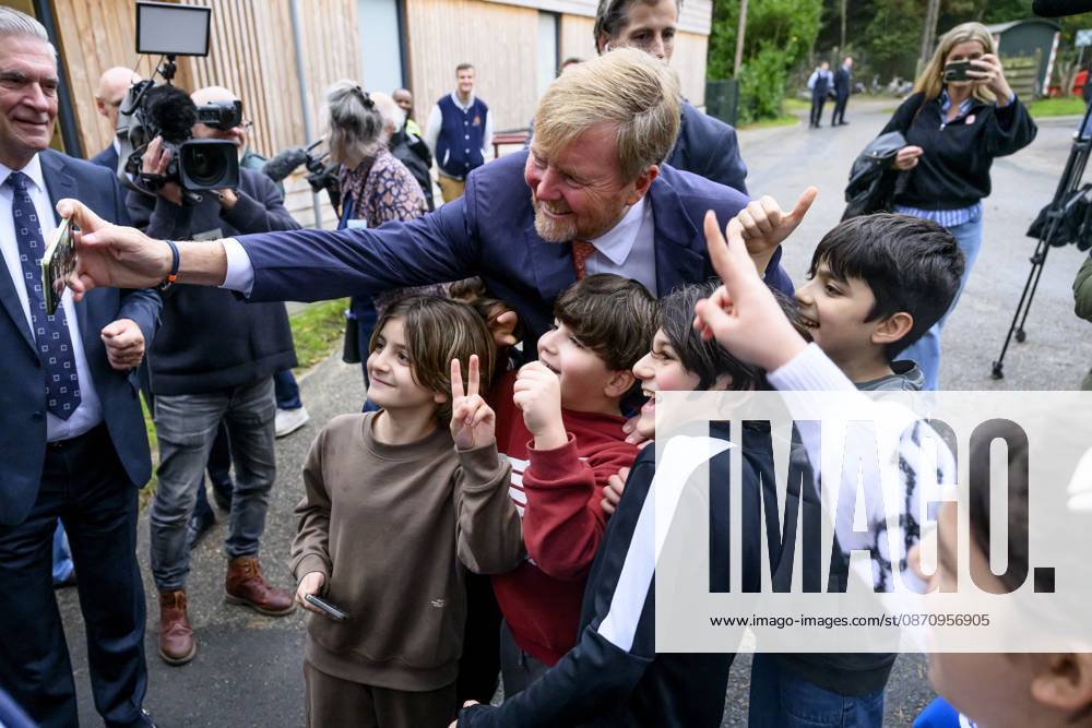 The King Visits An Asylum Seekers Center - Leersum King Willem Alexander visits the Asylum Seekers Centre (AZC) in Leersum. AZC Leersum is one of the oldest reception locations in the Netherlands. The Central Agency for the Reception of Asylum Seekers (COA) has been accommodating refugees here for more than 35 years. There are currently 529 residents, of whom 124 are children, on October 27, 2026, in Leersum, Netherlands. Photo by Patrick van Emst NLBeeld Bruno Press ABACAPRESS.COM Leersum Netherlands