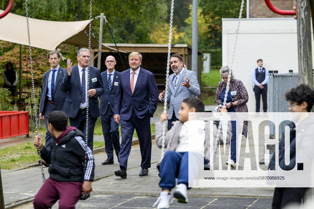 The King Visits An Asylum Seekers Center - Leersum King Willem Alexander visits the Asylum Seekers Centre (AZC) in Leersum. AZC Leersum is one of the oldest reception locations in the Netherlands. The Central Agency for the Reception of Asylum Seekers (COA) has been accommodating refugees here for more than 35 years. There are currently 529 residents, of whom 124 are children, on October 27, 2026, in Leersum, Netherlands. Photo by Patrick van Emst NLBeeld Bruno Press ABACAPRESS.COM Leersum Netherlands