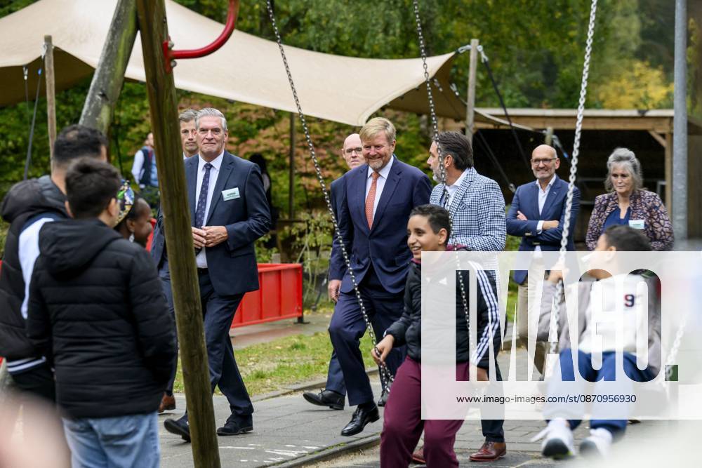 The King Visits An Asylum Seekers Center - Leersum King Willem Alexander visits the Asylum Seekers Centre (AZC) in Leersum. AZC Leersum is one of the oldest reception locations in the Netherlands. The Central Agency for the Reception of Asylum Seekers (COA) has been accommodating refugees here for more than 35 years. There are currently 529 residents, of whom 124 are children, on October 27, 2026, in Leersum, Netherlands. Photo by Patrick van Emst NLBeeld Bruno Press ABACAPRESS.COM Leersum Netherlands
