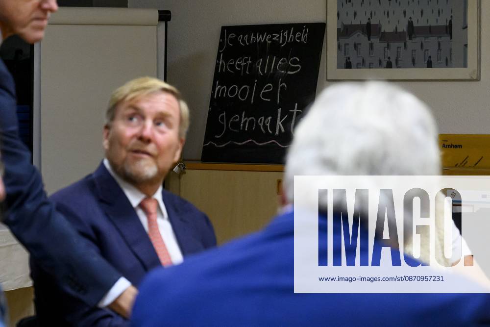 The King Visits An Asylum Seekers Center - Leersum King Willem Alexander visits the Asylum Seekers Centre (AZC) in Leersum. AZC Leersum is one of the oldest reception locations in the Netherlands. The Central Agency for the Reception of Asylum Seekers (COA) has been accommodating refugees here for more than 35 years. There are currently 529 residents, of whom 124 are children, on October 27, 2026, in Leersum, Netherlands. Photo by Patrick van Emst NLBeeld Bruno Press ABACAPRESS.COM Leersum Netherlands
