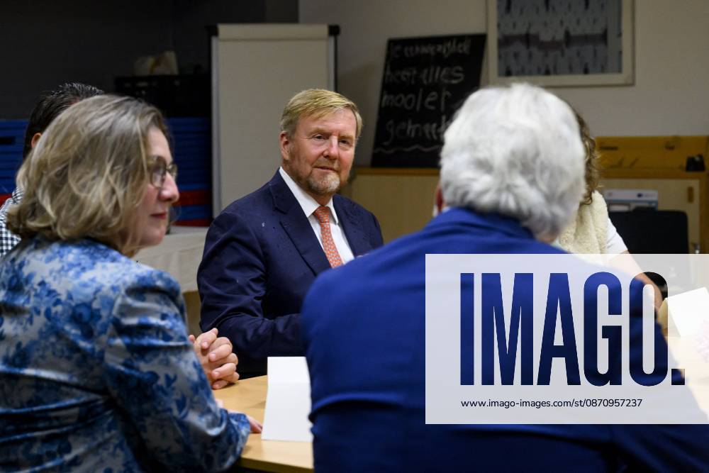 The King Visits An Asylum Seekers Center - Leersum King Willem Alexander visits the Asylum Seekers Centre (AZC) in Leersum. AZC Leersum is one of the oldest reception locations in the Netherlands. The Central Agency for the Reception of Asylum Seekers (COA) has been accommodating refugees here for more than 35 years. There are currently 529 residents, of whom 124 are children, on October 27, 2026, in Leersum, Netherlands. Photo by Patrick van Emst NLBeeld Bruno Press ABACAPRESS.COM Leersum Netherlands