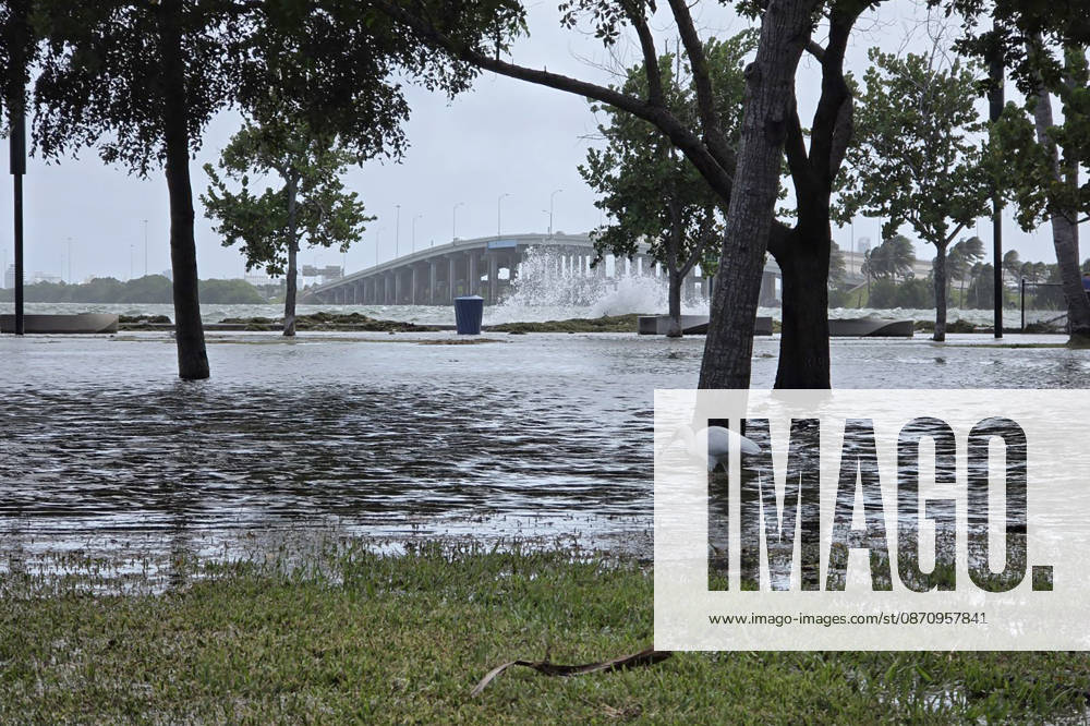 Photograph showing a flooded area near Jose Milton Park, on 26 October 2026 in downtown Miami, Florida, USA issued 27 October 2026. The National Weather Service (NWS) issued a coastal flood alert for southeastern Florida—in effect until Wednesday—due to high tides (spring tides) affecting the region, which have inundated parts of Miami and Fort Lauderdale. King tides inundate areas of Miami and trigger flood alerts in Florida !ACHTUNG: NUR REDAKTIONELLE NUTZUNG!