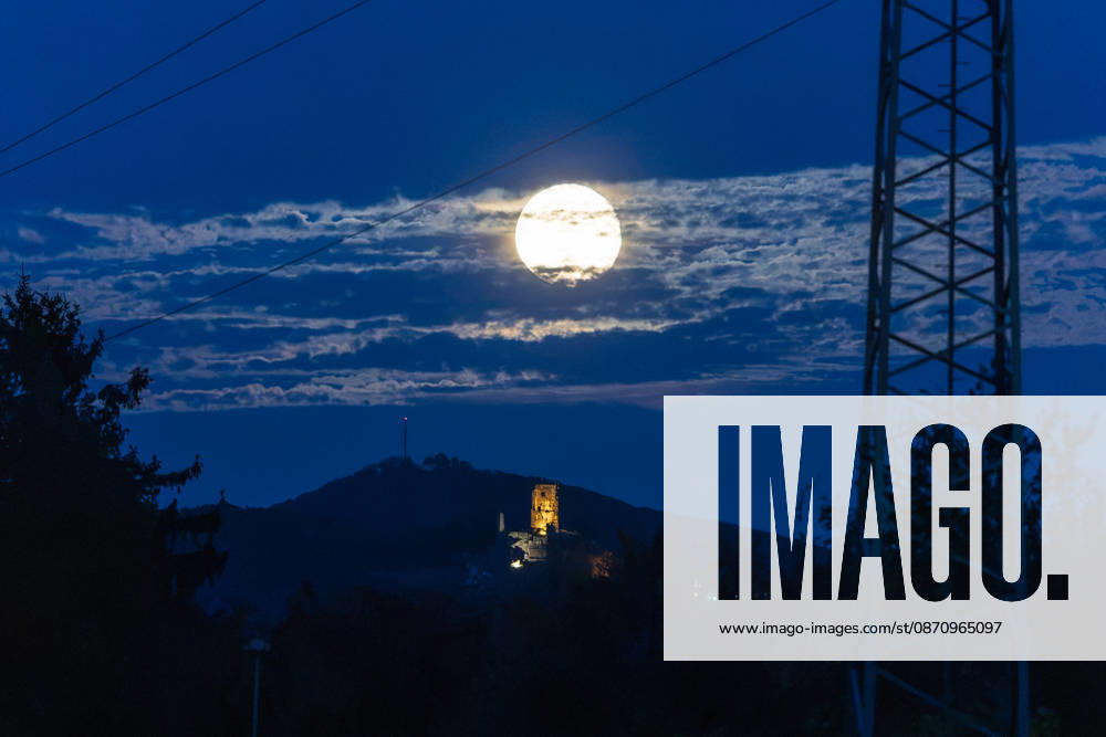 Rising Full Moon over the Siebengebirge with the Drachenfels and the Ölberg, October 27, 26. The rising, waning full moon hangs over the Siebengebirge, View from Wachtberg-Ließem. On the Drachenfels near Königswinter (321 m), the illuminated castle ruins are visible, with the Ölberg behind them. On the right side of the im
