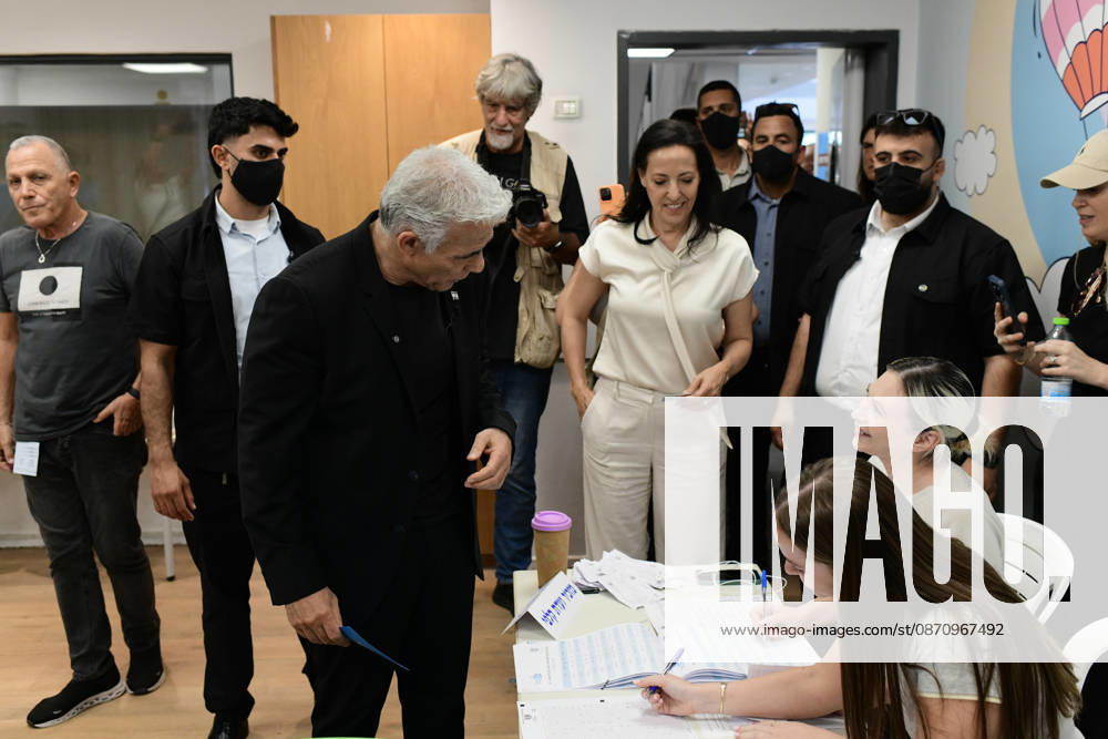 Tel Aviv Israel Parliamentary Elections Israeli opposition leader Yair Lapid enters a polling station accompanied by security personnel in Tel Aviv, Israel on October 27, 2026. Israelis vote in parliamentary elections to choose members of the 26th Knesset. Tel Aviv Tel Aviv Israel