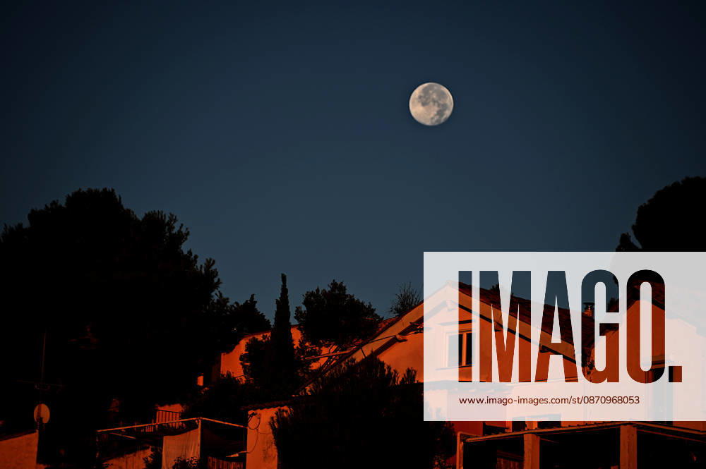 The Hunter s Moon, also called the Super Harvest Moon during daybreak in Marseille. Marseille France - ZUMAs197 20261027_aaa_s197_187