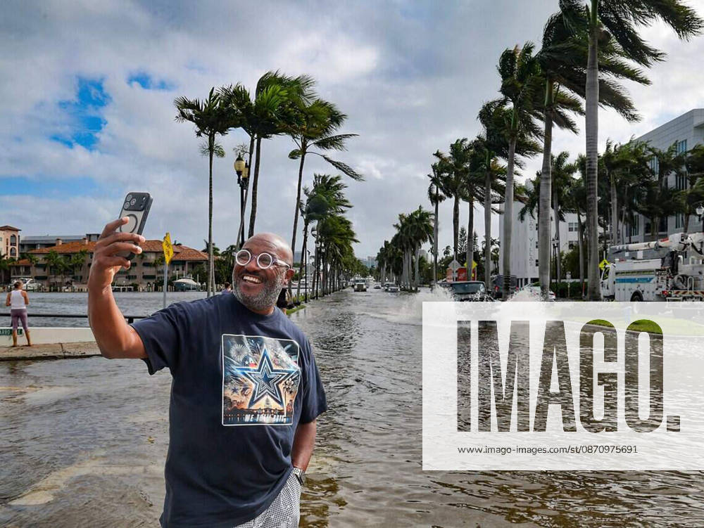 US-NEWS-WEA-FLA-FLOODING-FILEPIC-1-MI Las Olas resident Robert Tate takes a selfie in front of high Las Olas floodwaters as King tide floodwaters took over South Florida on Tuesday, Oct. 27, 2026. (Carl Juste Miami Herald TNS) Fort Lauderdale Florida US