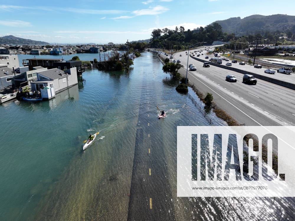 High tide in Marin County of California MARIN COUNTY, CA - OCTOBER 27: Floodwaters covered roads in Marin County as residents kayaking on the bike trail during high tide between Sausalito and Mill Valley in California, United States on October 27, 2026. Tayfun Coskun Anadolu California United States. Editorial use only. Please get in touch for any other usage.