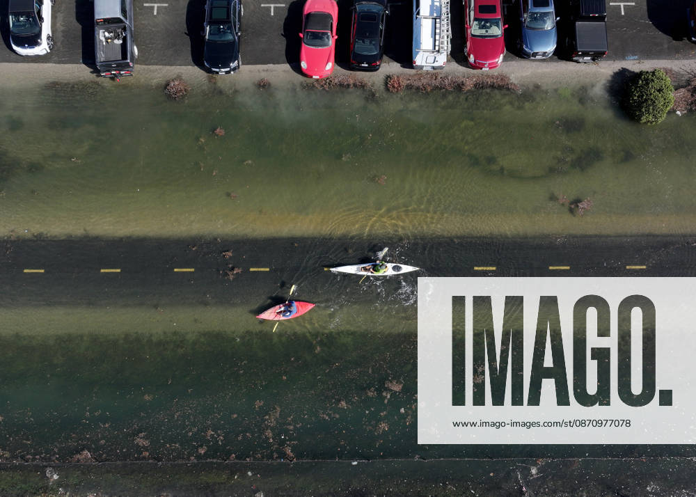 High tide in Marin County of California MARIN COUNTY, CA - OCTOBER 27: Floodwaters covered roads in Marin County as residents kayaking on the bike trail during high tide between Sausalito and Mill Valley in California, United States on October 27, 2026. Tayfun Coskun Anadolu California United States. Editorial use only. Please get in touch for any other usage.
