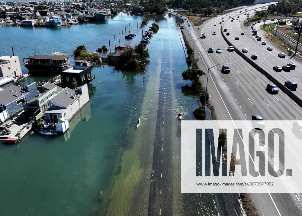 High tide in Marin County of California MARIN COUNTY, CA - OCTOBER 27: Floodwaters covered roads in Marin County as residents kayaking on the bike trail during high tide between Sausalito and Mill Valley in California, United States on October 27, 2026. Tayfun Coskun Anadolu California United States. Editorial use only. Please get in touch for any other usage.