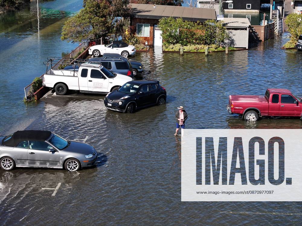 High tide in Marin County of California MARIN COUNTY, CA - OCTOBER 27: Floodwaters covered roads in Marin County during high tide between Sausalito and Mill Valley in California, United States on October 27, 2026. Tayfun Coskun Anadolu California United States. Editorial use only. Please get in touch for any other usage.