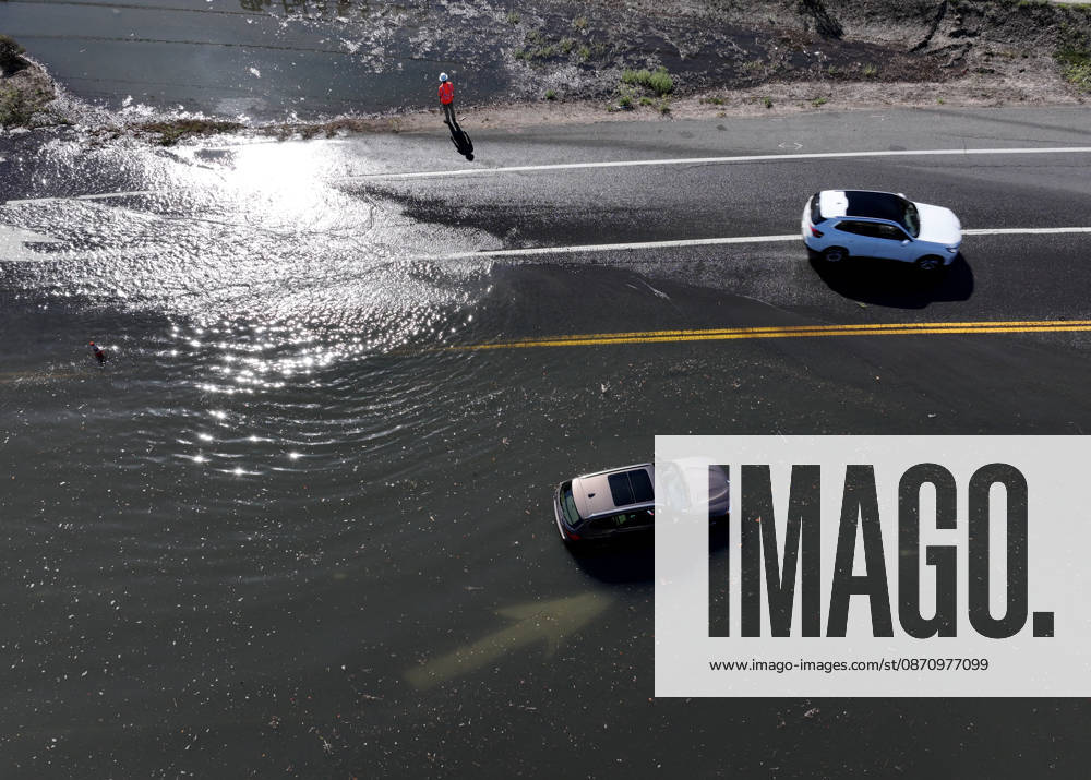 High tide in Marin County of California MARIN COUNTY, CA - OCTOBER 27: Floodwaters covered roads in Marin County during high tide between Sausalito and Mill Valley in California, United States on October 27, 2026. Tayfun Coskun Anadolu California United States. Editorial use only. Please get in touch for any other usage.