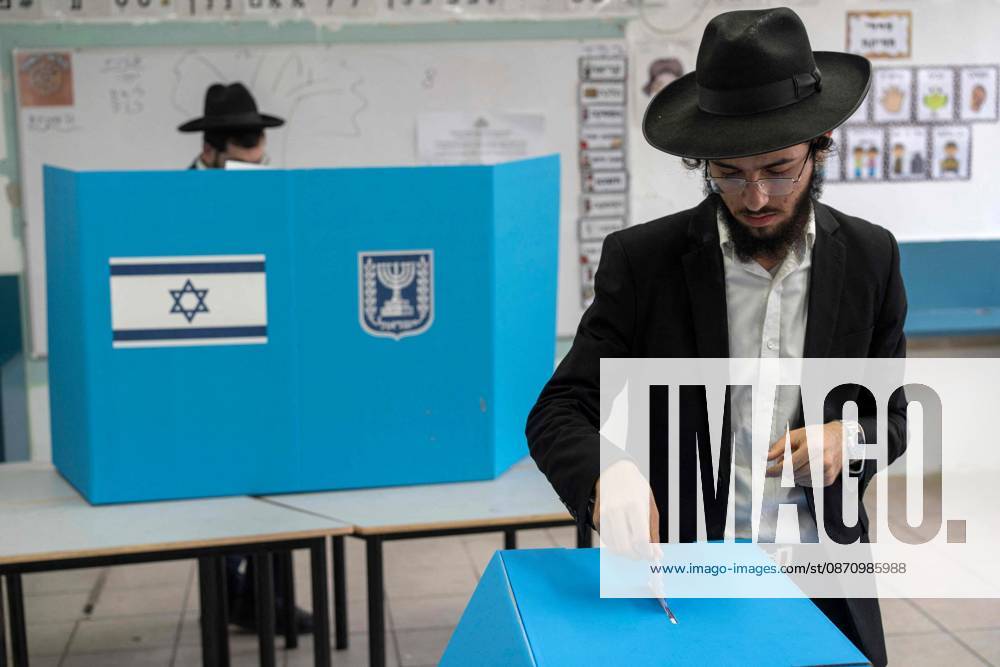 An ultra-Orthodox Jewish man casts his ballot at a polling station in Bnei Brak, during Israel s legislative election. A deeply divided Israel headed to the polls for the first time since Hamas s October 7, 2023 attack, with voters delivering their verdict on veteran prime minister and the country s rightward drift. Bnei Brak Israel - ZUMAa110 20261027_zaf_a110_038