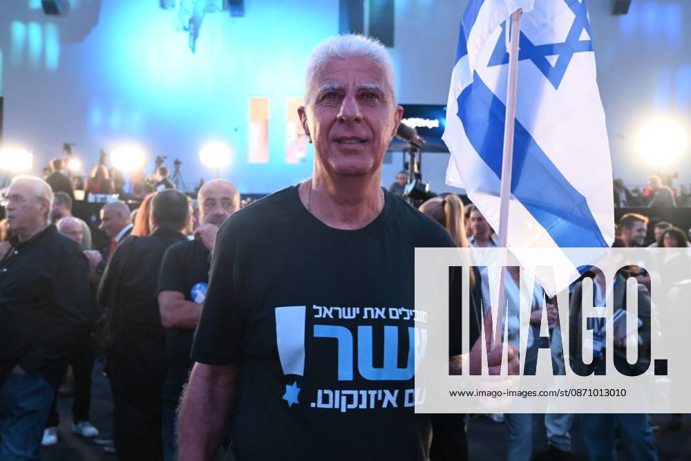 Supporters of G. Eisenkot s Yashar party gather at the party s campaign headquarters in Tel Aviv as initial exit polls are released following Israel s parliamentary elections. The projections give the opposition bloc an advantage over Prime Minister B. Netanyahu s bloc, with neither securing a parliamentary majority. Tel Aviv Israel - ZUMAq101 20261027_zna_q101_223