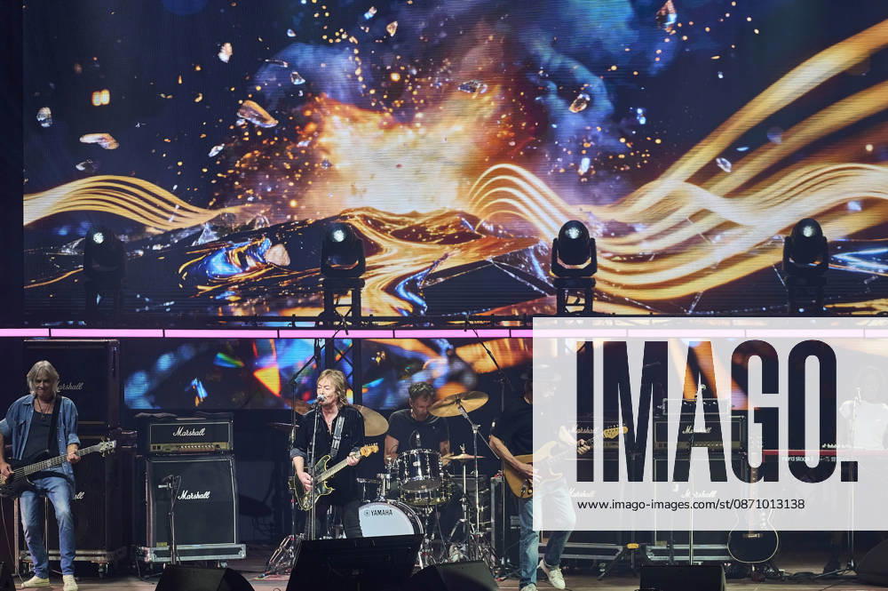 Chris Norman Band live at a concert on the Lifelines Tour at the Swiss Life Hall in Hanover, October 26, 2026 Foto:xU.xFuturexImagex norman_6002