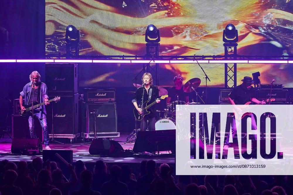 Chris Norman Band live at a concert on the Lifelines Tour at the Swiss Life Hall in Hanover, October 26, 2026 Foto:xU.xFuturexImagex norman_6005