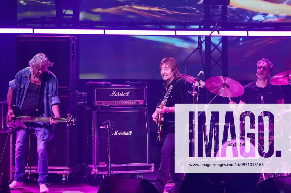 Chris Norman Band live at a concert on the Lifelines Tour at the Swiss Life Hall in Hanover, October 26, 2026 Foto:xU.xFuturexImagex norman_6006