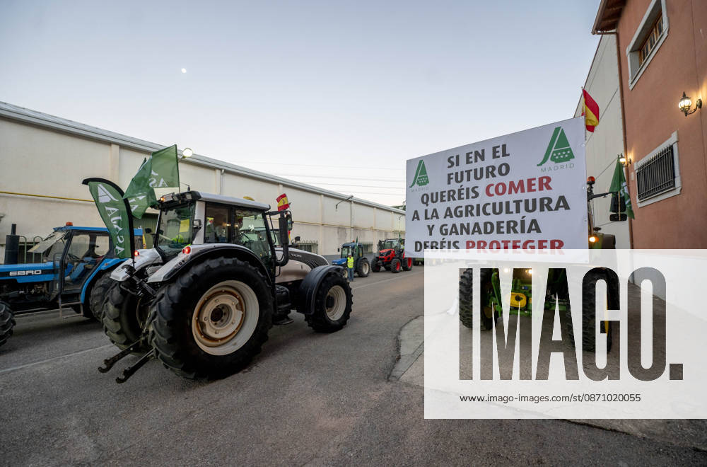 Nearly 500 tractors take to the streets of Madrid to demand a profitable agricultural sector. Several tractors are preparing to head for the capital on October 28, 2026, in Arganda del Rey, Madrid, Spain. Nearly 500 tractors, accompanied by thousands of farmers and ranchers from all over Spain—called to action by Asaja, COAG, and Unión de Uniones, have taken to the streets of Madrid to demand urgent measures that guarantee the profitability of farms and the future of the countryside. October 28, 2026, Arganda del Rey, Madrid, Arganda del Rey, Madrid, Spain