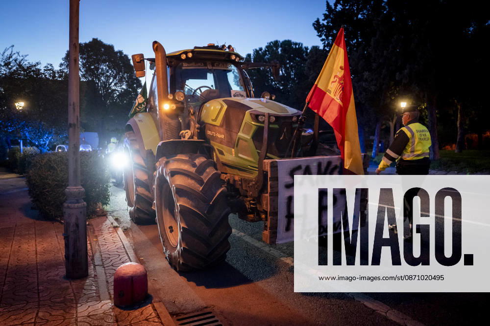 Nearly 500 tractors take to the streets of Madrid to demand a profitable agricultural sector. Several tractors are preparing to head for the capital on October 28, 2026, in Torrejón de la Calzada, Madrid, Spain. Nearly 500 tractors, accompanied by thousands of farmers and ranchers from all over Spain—called to action by Asaja, COAG, and Unión de Uniones, have taken to the streets of Madrid to demand urgent measures that guarantee the profitability of farms and the future of the countryside. October 28, 2026. On Foot. Torrejón de la Calzada, Madrid. Torrejón de la Calzada, Madrid, Spain