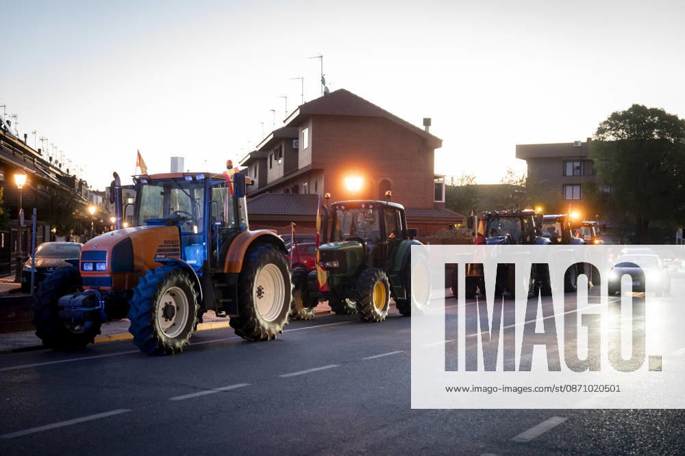 Nearly 500 tractors take to the streets of Madrid to demand a profitable agricultural sector. Several tractors are preparing to head for the capital on October 28, 2026, in Torrejón de la Calzada, Madrid, Spain. Nearly 500 tractors, accompanied by thousands of farmers and ranchers from all over Spain—called to action by Asaja, COAG, and Unión de Uniones, have taken to the streets of Madrid to demand urgent measures that guarantee the profitability of farms and the future of the countryside. October 28, 2026. On Foot. Torrejón de la Calzada, Madrid. Torrejón de la Calzada, Madrid, Spain