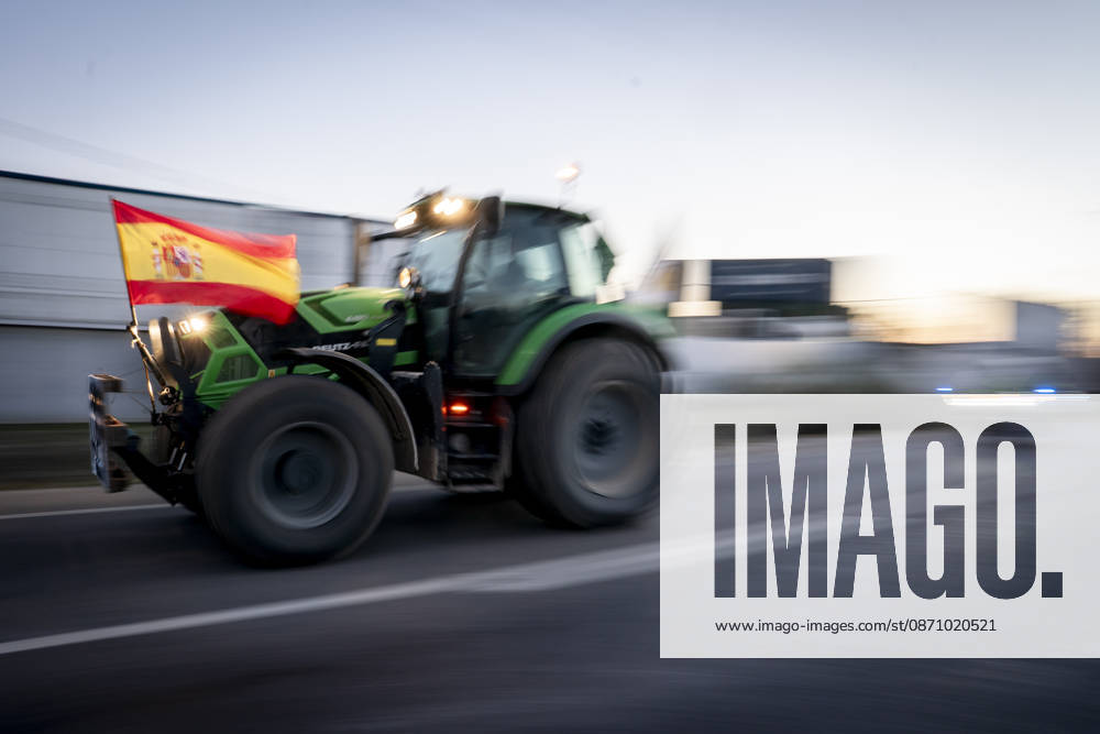Nearly 500 tractors take to the streets of Madrid to demand a profitable agricultural sector. Several tractors are preparing to head for the capital on October 28, 2026, in Torrejón de la Calzada, Madrid, Spain. Nearly 500 tractors, accompanied by thousands of farmers and ranchers from all over Spain—called to action by Asaja, COAG, and Unión de Uniones, have taken to the streets of Madrid to demand urgent measures that guarantee the profitability of farms and the future of the countryside. October 28, 2026. On Foot. Torrejón de la Calzada, Madrid. Torrejón de la Calzada, Madrid, Spain