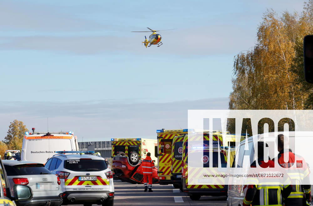 VKU_ A4 27.10.2026, A4, Unfall Am Dienstag ereignete sich gegen 10.30 Uhr auf der A4 Fahrtrichtung Dresden, zwischen Chemnitz- Ost und Frankenberg, ein schwerer Verkehrsunfall zwischen drei PKW. Wahrscheinlich kollidierten in der Auffahrt Chemnitz- Ost in Richtung Frankenberg drei PKW- Dacia, Kia und VW. Der Dacia überschlug sich mehrfach. Nach ersten Informationen wurden 7 Personen verletzt. An der Einsatzstelle waren Freiwillige Feuerwehren aus Oberlichtenau, Garnsdorf und Auerswalde, Rettungskräfte, ein Rettungshubschrauber und Polizei im Einsatz. Da ein Massenanfall von Verletzten gemeldet wurde, kam auch der leitende Notarzt des Landkreises Mittelsachsen zum Einsatz. Die A4 war in Fahrtrichtung Dresden voll gesperrt. Es bildete sich