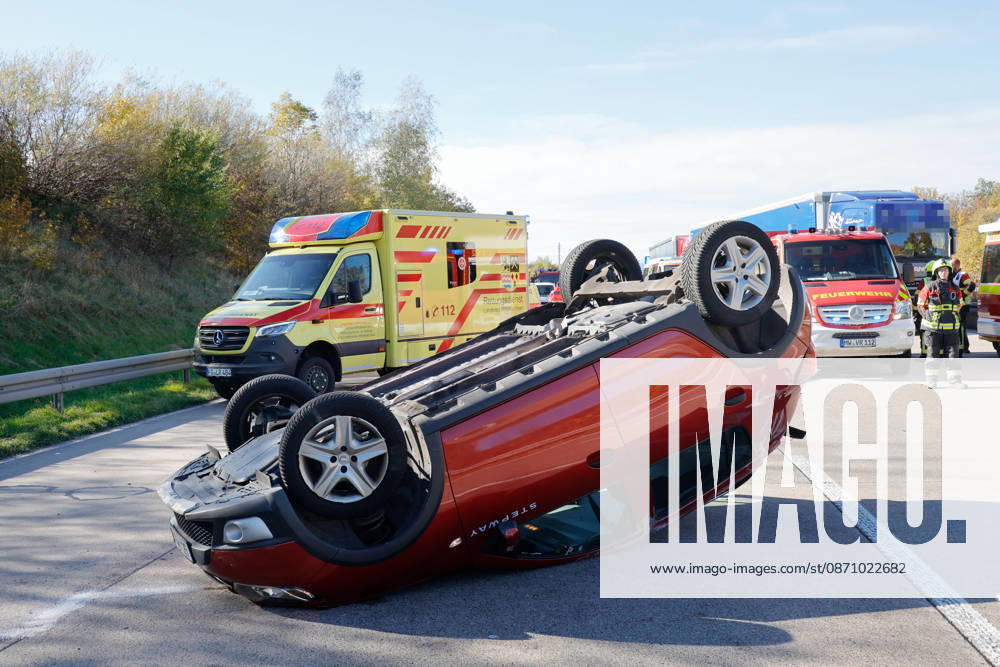 VKU_ A4 27.10.2026, A4, Unfall Am Dienstag ereignete sich gegen 10.30 Uhr auf der A4 Fahrtrichtung Dresden, zwischen Chemnitz- Ost und Frankenberg, ein schwerer Verkehrsunfall zwischen drei PKW. Wahrscheinlich kollidierten in der Auffahrt Chemnitz- Ost in Richtung Frankenberg drei PKW- Dacia, Kia und VW. Der Dacia überschlug sich mehrfach. Nach ersten Informationen wurden 7 Personen verletzt. An der Einsatzstelle waren Freiwillige Feuerwehren aus Oberlichtenau, Garnsdorf und Auerswalde, Rettungskräfte, ein Rettungshubschrauber und Polizei im Einsatz. Da ein Massenanfall von Verletzten gemeldet wurde, kam auch der leitende Notarzt des Landkreises Mittelsachsen zum Einsatz. Die A4 war in Fahrtrichtung Dresden voll gesperrt. Es bildete sich