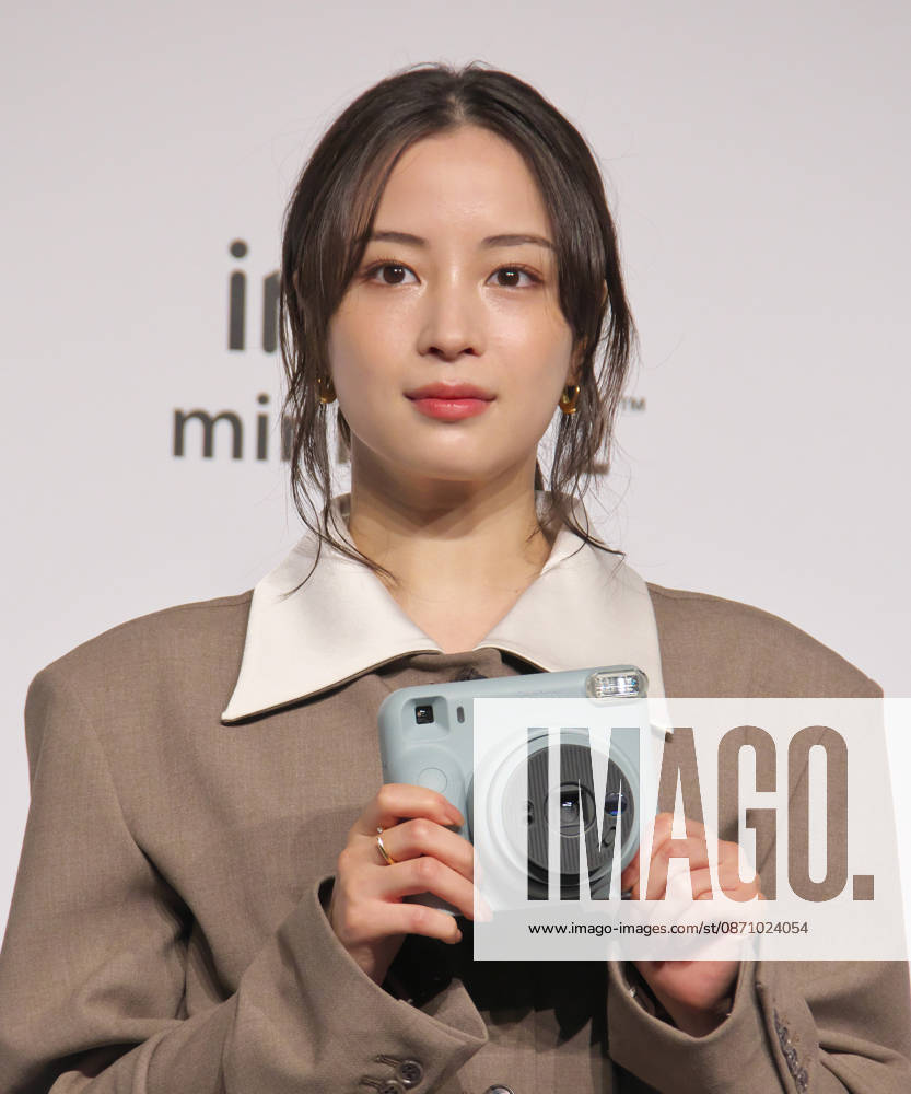 Actress Suzu Hirose attends a promotional event of Fujifilm s new instant cameras in Tokyo on October 27, 2026. aflo_359752102