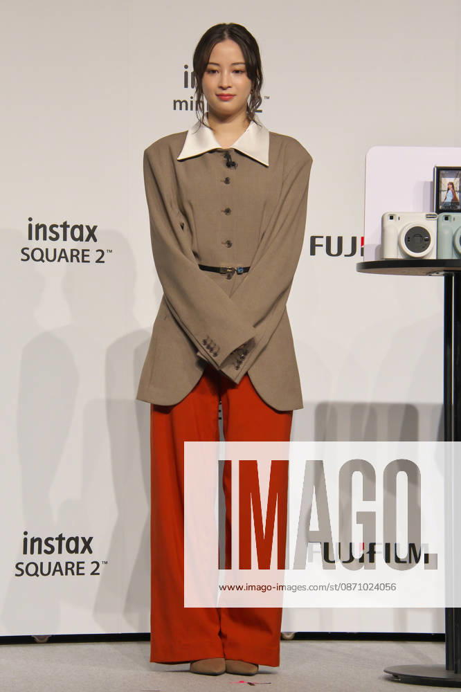 Actress Suzu Hirose attends a promotional event of Fujifilm s new instant cameras in Tokyo on October 27, 2026. aflo_359752103