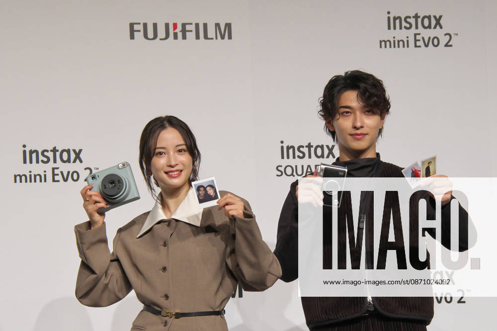 Actress Suzu Hirose and actor Ryusei Yokohama(R) pose for camera during a promotional event of Fujifilm s new instant cameras in Tokyo on October 27, 2026. aflo_359752115