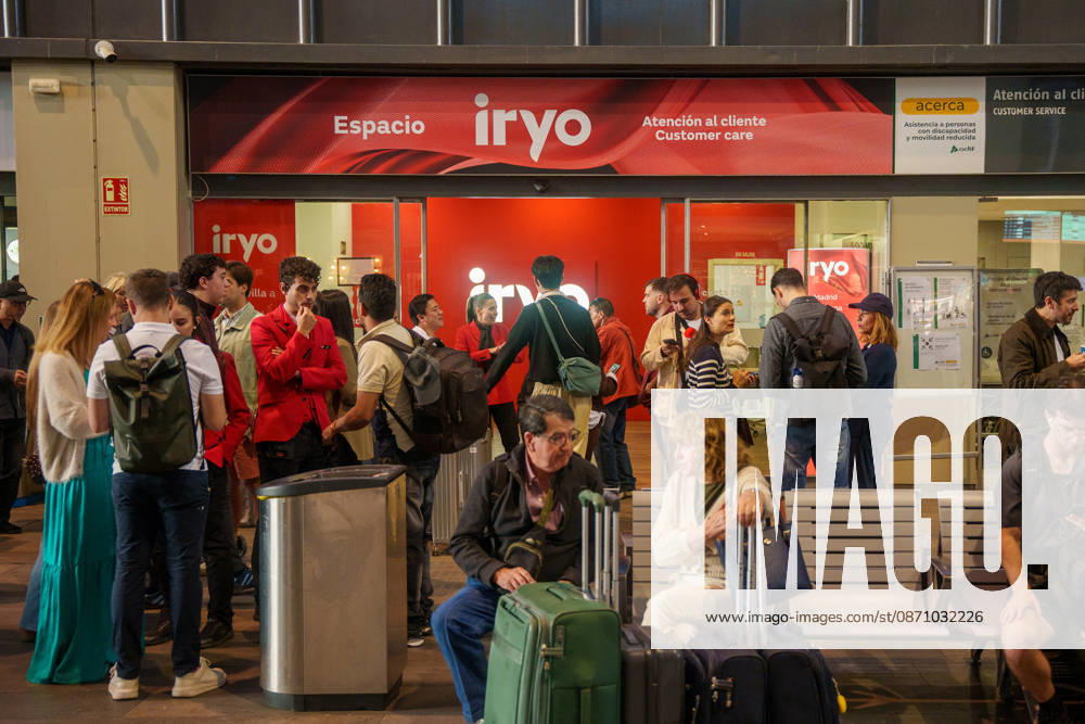 Madrid-Andalusia High-Speed Line Suspended Due to the Urda Toledo Accident: Passengers at Santa Justa Station following the train accident in Urda Toledo that forced the suspension of service on the Madrid-Andalusia high-speed line. October 28, 2026, in Seville, Andalusia, Spain. Initial reports of the between Mora and Urda Toledo, which occurred shortly before 9:00 a.m. this Wednesday, suggest that a Renfe AVE may have struck an Iryo train from behind, causing two cars of the Iryo train to derail. October 28, 2026 Francisco J. Seville, Andalusia, Spain Seville, Andalusia, Spain Spain