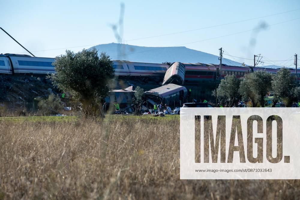 Two Trains Collide at Urda Station in Toledo Emergency responders are working at the scene of the accident on October 28, 2026, in Urda, Toledo, Castilla-La Mancha, Spain. Two trains collided on the morning of Wednesday, October 28, at the station in the Toledo town of Urda. Firefighters from the Alcázar de San Juan and Orgaz stations, Civil Protection teams from several surrounding towns, three medical helicopters, and two ambulances. OCTOBER 28, 2026 PIXELADA Juanma Jimé Urda, Toledo, Castile-La Mancha Urda, Toledo, Castile-La Mancha, Spain