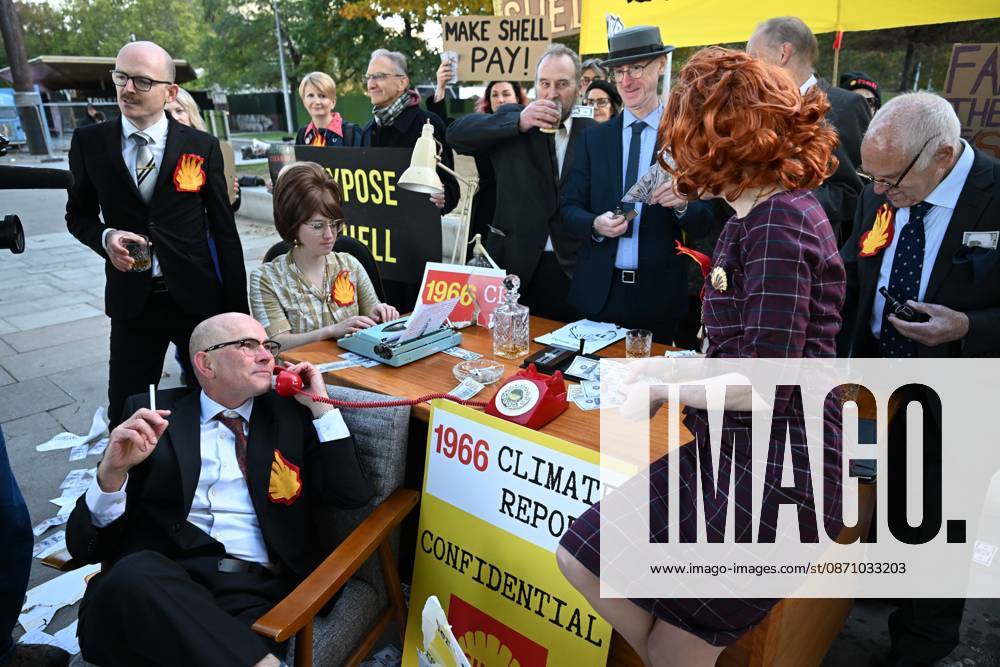 Climate activists hold demonstration in London LONDON, UNITED KINGDOM - OCTOBER 28: Climate activists stage a protest near the headquarters of energy company Shell, following a call by environmental group Fossil Free London, in London, United Kingdom, on October 28, 2026. During the demonstration, activists dressed as executives take part in a theatrical performance, throwing fake banknotes into the air and displaying banners criticizing the company s profits and fossil fuel activities. Rasid Necati Aslim Anadolu London United Kingdom. Editorial use only. Please get in touch for any other usage.