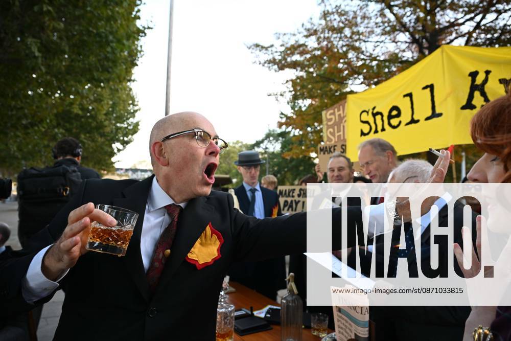 Climate activists hold demonstration in London LONDON, UNITED KINGDOM - OCTOBER 28: Climate activists stage a protest near the headquarters of energy company Shell, following a call by environmental group Fossil Free London, in London, United Kingdom, on October 28, 2026. During the demonstration, activists dressed as executives take part in a theatrical performance, throwing fake banknotes into the air and displaying banners criticizing the company s profits and fossil fuel activities. Rasid Necati Aslim Anadolu London United Kingdom. Editorial use only. Please get in touch for any other usage.