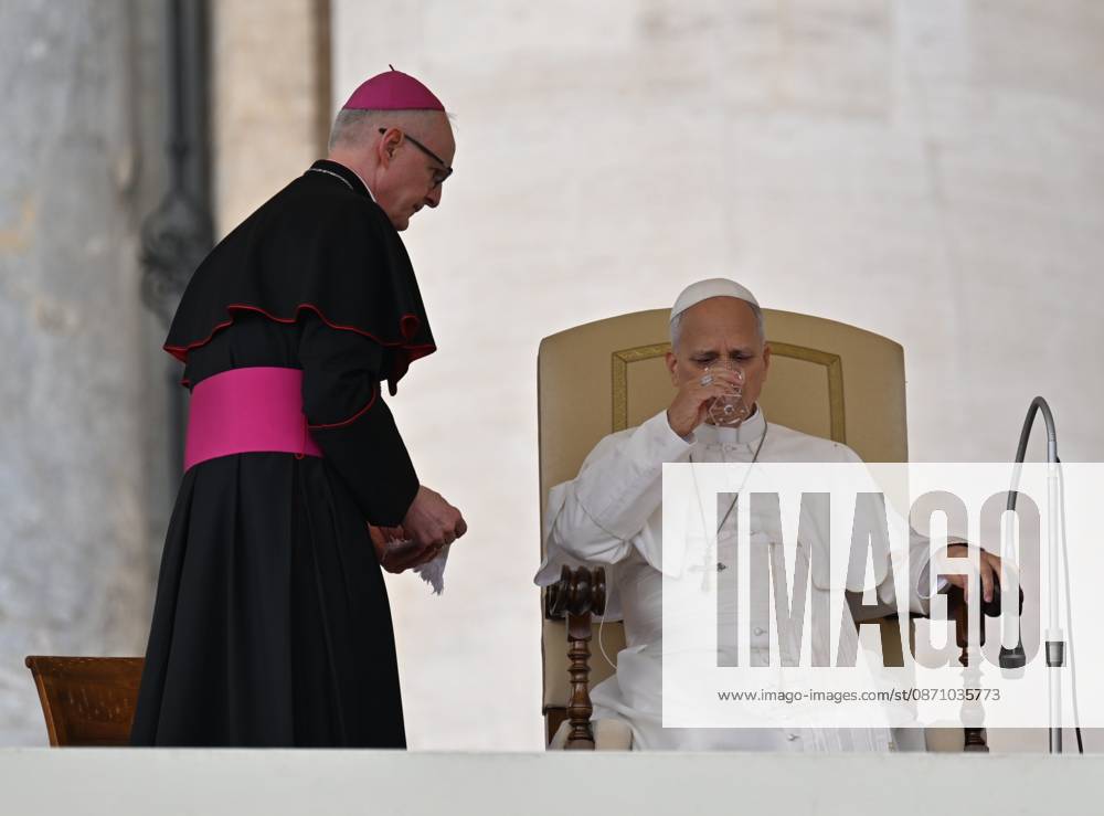 ITALY-WEEKLY-AUDIENCE-2026 10 28 Italy, Rome, Vatican City, October 28, 2026: Pope Leo XIV during his weekly general audience in St Peter s Square at the Vatican. Photo: Copyright Alessia Giuliani Catholipressphoto - NO BOOKS
