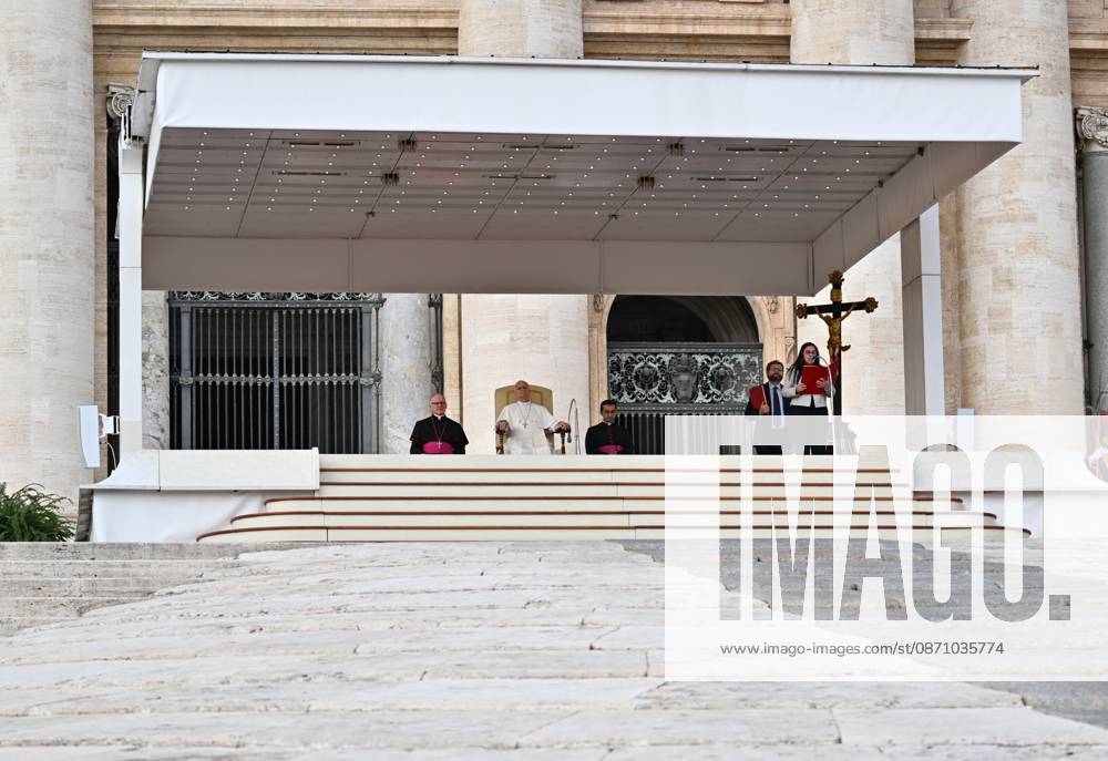 ITALY-WEEKLY-AUDIENCE-2026 10 28 Italy, Rome, Vatican City, October 28, 2026: Pope Leo XIV during his weekly general audience in St Peter s Square at the Vatican. Photo: Copyright Alessia Giuliani Catholipressphoto - NO BOOKS