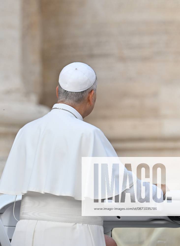 ITALY-WEEKLY-AUDIENCE-2026 10 28 Italy, Rome, Vatican City, October 28, 2026: Pope Leo XIV during his weekly general audience in St Peter s Square at the Vatican. Photo: Copyright Alessia Giuliani Catholipressphoto - NO BOOKS