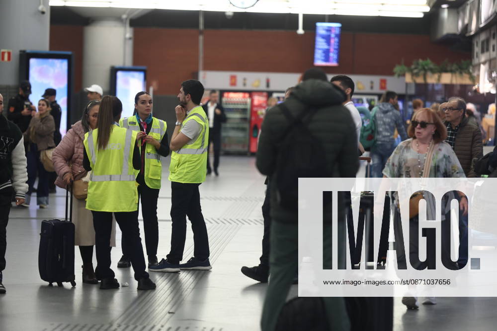 Renfe suspends high-speed service, with no date set for its resumption. Staff notify passengers of train cancellations at Madrid Puerta de Atocha station. Almudena Grandes, October 28, 2026, Madrid, Spain. The train accident in Los Yébenes, Toledo, has disrupted service to Andalusia and forced the cancellation of trains bound for the south on Wednesday and tomorrow, October 28, 2026. Madrid, Madrid, Spain