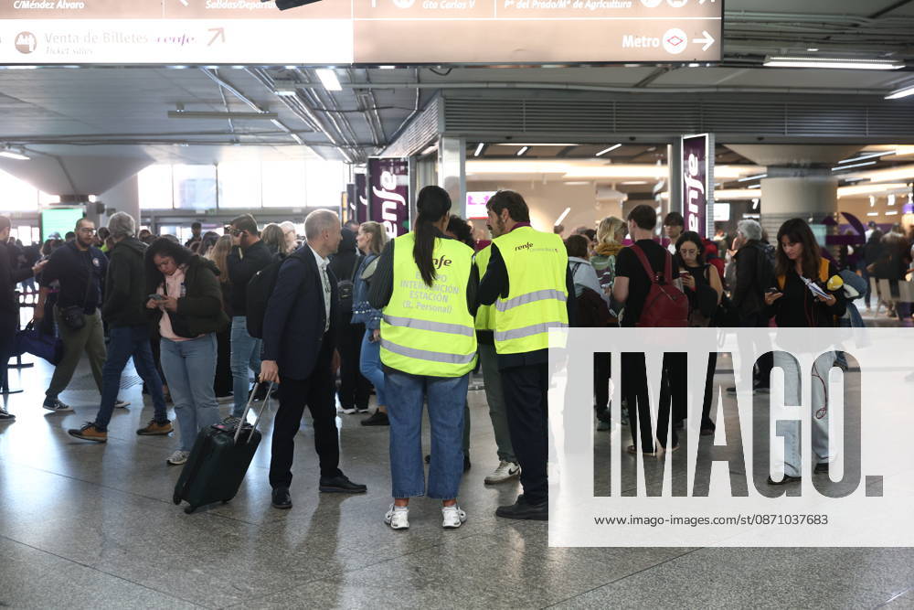 Renfe suspends high-speed service, with no date set for its resumption. Staff notify passengers of train cancellations at Madrid Puerta de Atocha station. Almudena Grandes, October 28, 2026, Madrid, Spain. The train accident in Los Yébenes, Toledo, has disrupted service to Andalusia and forced the cancellation of trains bound for the south on Wednesday and tomorrow, October 28, 2026. Madrid, Madrid, Spain