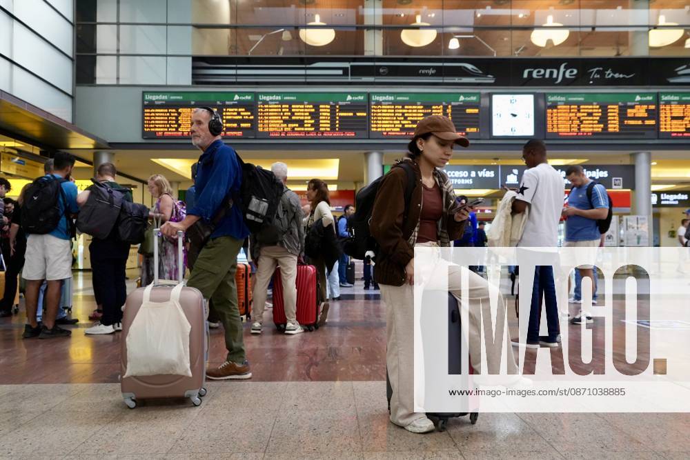 Madrid-Andalusia High-Speed Line Suspended Due to the Urda Toledo Accident Passengers at the María Zambrano Station in Málaga are trying to find out what happened following the train accident in Urda Toledo that has forced the suspension of service on the Madrid-Andalusia high-speed line. October 28, 2026, in Málaga, Andalusia, Spain. Initial reports of the train accident between Mora and Urda Toledo, which occurred shortly before 9:00 a.m. this Wednesday suggest that a Renfe AVE may have struck an Iryo train from behind, causing two cars of the Iryo train to derail. October 28, 2026, Málaga, Andalusia, Spain. Málaga, Andalusia, Spain Spain