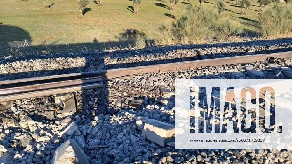 Dozens killed in high-speed train crash in central Spain TOLEDO, SPAIN - OCTOBER 28: (---- MANDATORY CREDIT - @1vanta3 via X HANDOUT - NO MARKETING NO ADVERTISING CAMPAIGNS - DISTRIBUTED AS A SERVICE TO CLIENTS----) A view of the crash site after two high-speed trains collided in central Spain, killing dozens of people and injuring many others in Toledo, Spain on October 28, 2026. Government sources told RTVE that at least 30 people had died. Spanish daily El Espanol reported at least 46 deaths, citing regional government sources. Government sources initially told El Pais they feared the disaster could be worse than Adamuz, referring to a January high-speed rail crash in southern Spain that killed 46 people. Authorit