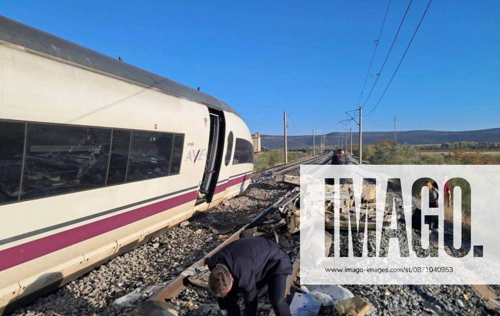 News - Nuevo accidente ferroviario: chocan un Iryo y un AVE a la altura de Urda (Toledo) New train accident: an Iryo and a AVE train collide near Urda (Toledo), Wednesday, October 28, 2026 Cordon Press during Nuevo accidente ferroviario: chocan un Iryo y un AVE a la altura de Urda (Toledo), News in , , October 28 2026