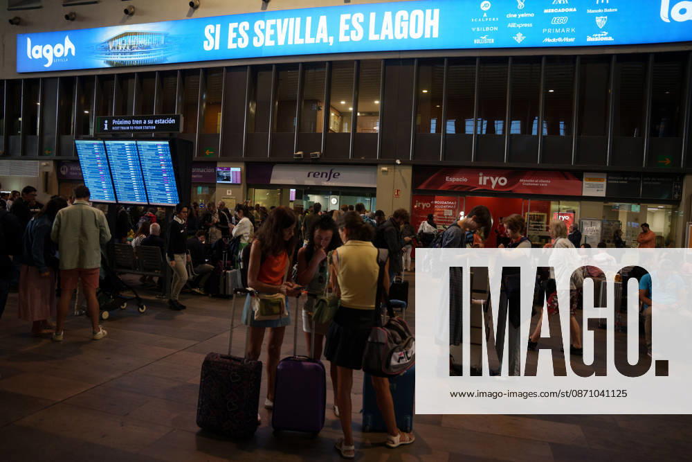 Madrid-Andalusia High-Speed Line Suspended Due to the Urda Toledo Accident Passengers at Seville’s Santa Justa Station try to get information following the train accident in Urda Toledo, which has forced the suspension of service on the Madrid-Andalusia high-speed line. October 28, 2026, in Málaga, Andalusia, Espana Initial reports of the train accident between Mora and Urda Toledo, which occurred shortly before 9:00 a.m. this Wednesday, suggest that a Renfe AVE train may have struck an Iryo train from behind, causing two cars of the Iryo train to derail. October 28, 2026, in Málaga, Andalusia, Spain Málaga, Andalusia, Spain Spain