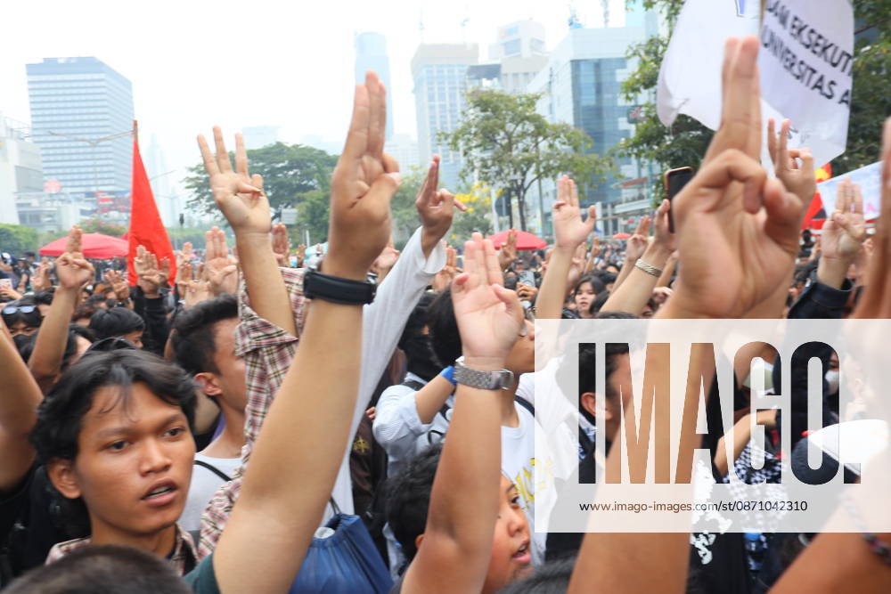A group of students staged a demonstration in front of the UOB Building in the Tosari area of Jakarta on Wednesday (October 28, 2026). The protest took place amid ongoing public activities in the area, which is known as one of the capital s business districts...The presence of demonstrators drew attention from pedestrians and motorists passing through the surrounding area. The demonstration added to the day s public activity in Jakarta, with developments at the scene and any potential impact on traffic remaining relevant to monitor. Jakarta indonesia - ZUMAp146 20261028_zap_p146_013