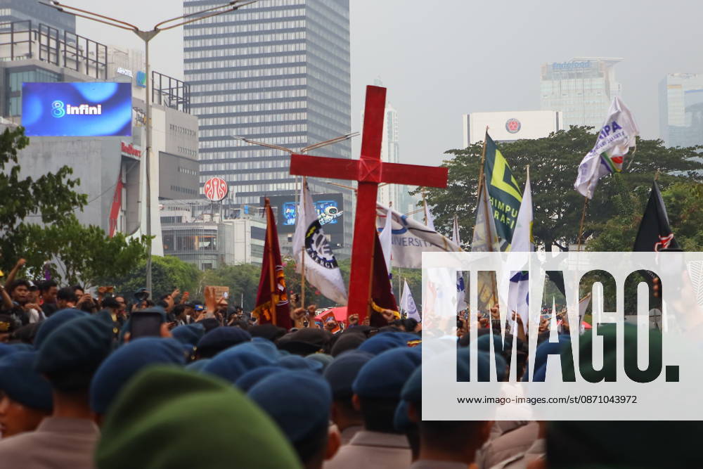 A group of students staged a demonstration in front of the UOB Building in the Tosari area of Jakarta on Wednesday (October 28, 2026). The protest took place amid ongoing public activities in the area, which is known as one of the capital s business districts...The presence of demonstrators drew attention from pedestrians and motorists passing through the surrounding area. The demonstration added to the day s public activity in Jakarta, with developments at the scene and any potential impact on traffic remaining relevant to monitor. Jakarta indonesia - ZUMAp146 20261028_zap_p146_033