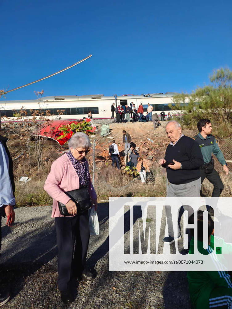(261028) -- MADRID, Oct. 28, 2026 -- This photo taken on Oct. 28, 2026 shows the site of high-speed train collision in Toledo province, Spain. At least 50 people were killed and 179 others injured in a collision between two high-speed trains on the railway line linking Madrid with the southern region of Andalusia on Wednesday morning, Spanish media reported. The accident occurred at around 8:54 a.m. local time (0754 GMT) near Urda station in the province of Toledo, about 120 km south of Madrid. The collision involved a train operated by state-owned railway company Renfe and another operated by private company Iryo. (SpotNews)SPAIN-TRAIN COLLISION-DEATH TOLL ChengxMin